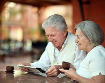 Älteres Paar am Tisch